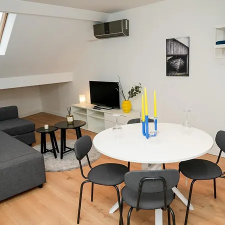 Chic & Modern 1br & 1lr Apt, 12 Min Walk To Rabot