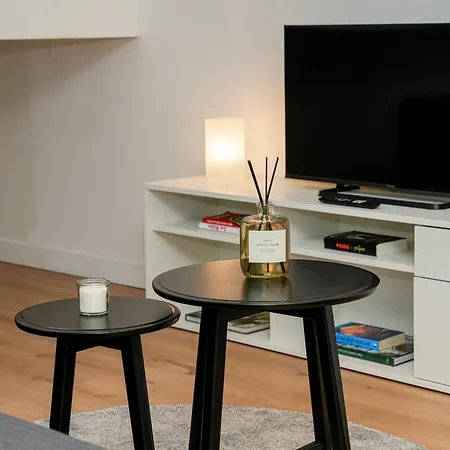 Chic & Modern 1br & 1lr Apt, 12 Min Walk To Rabot *