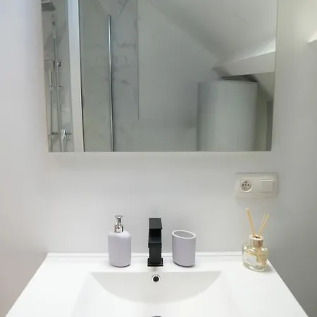 Chic & Modern 1br & 1lr Apt, 12 Min Walk To Rabot Lejlighed