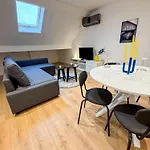 Daire Chic & Modern 1br & 1lr Apt, 12 Min Walk To Rabot *