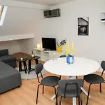 Chic & Modern 1br & 1lr Apt, 12 Min Walk To Rabot