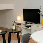 Chic & Modern 1br & 1lr Apt, 12 Min Walk To Rabot גנט