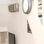 Chic & Modern 1br & 1lr Apt, 12 Min Walk To Rabot