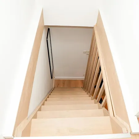 Chic & Modern 1br & 1lr Apt, 12 Min Walk To Rabot