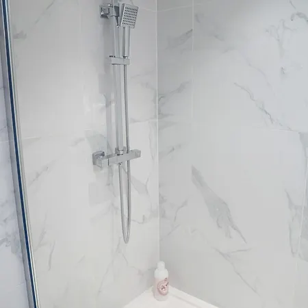 Chic & Modern 1br & 1lr Apt, 12 Min Walk To Rabot *