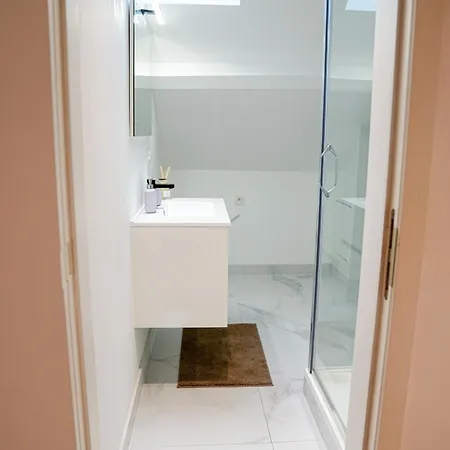 Chic & Modern 1br & 1lr Apt, 12 Min Walk To Rabot شقة خنت