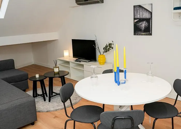 Chic & Modern 1br & 1lr Apt, 12 Min Walk To Rabot