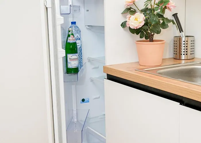 Apartment Chic & Modern 1br & 1lr Apt, 12 Min Walk To Rabot