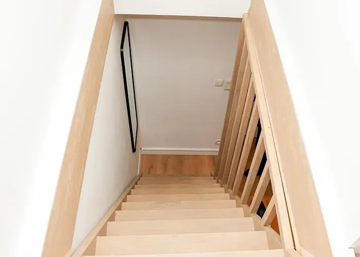 Chic & Modern 1br & 1lr Apt, 12 Min Walk To Rabot