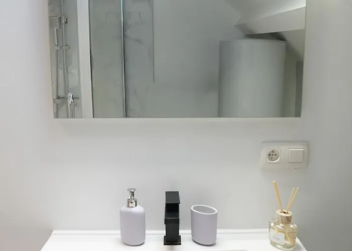 Chic & Modern 1br & 1lr Apt, 12 Min Walk To Rabot Apartment