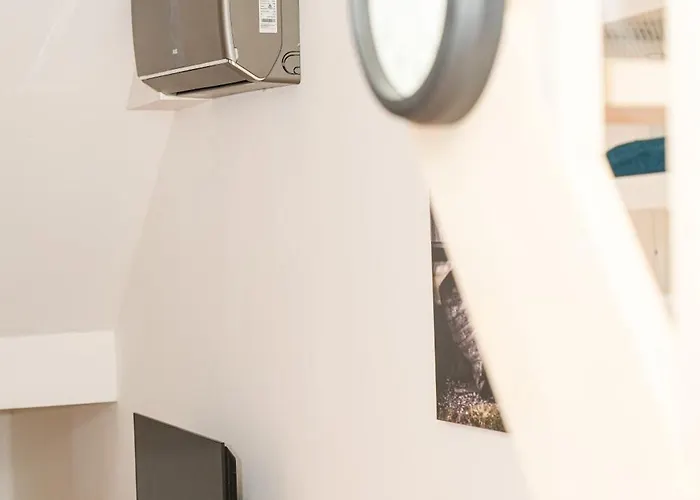 Chic & Modern 1br & 1lr Apt, 12 Min Walk To Rabot