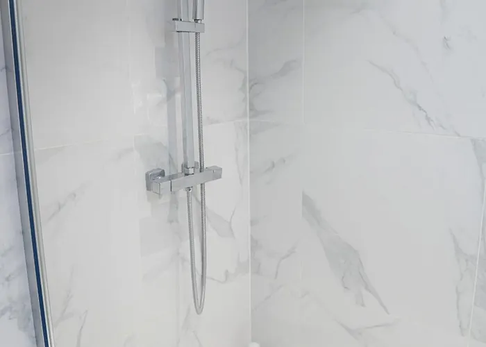 Chic & Modern 1br & 1lr Apt, 12 Min Walk To Rabot *